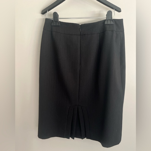 Tahari Women’s Black Pinstripe Skirt Suit | Size 4 | Perfect Condition - Picture 7 of 9